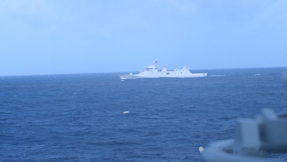 中国海军红河舰与印尼海军“莱”号护卫舰位台岛以东海域圆满完成通航演练8月12日上
