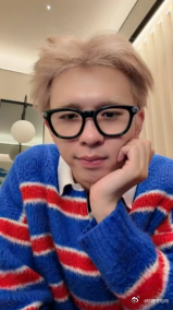 何浩楠素颜直播 何浩楠素颜直播也太绝了吧👏！没有化妆的他，颜值依旧能打，那立体