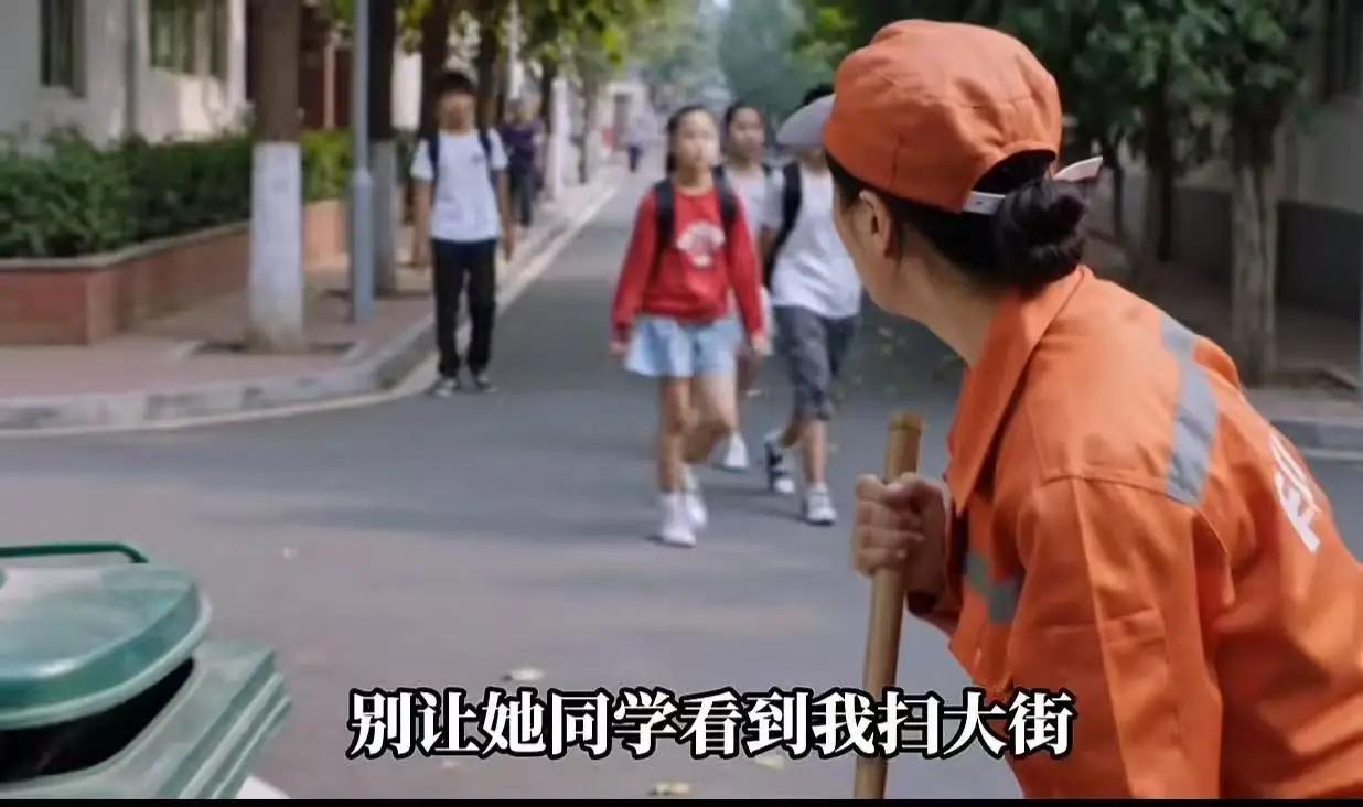 “他嘲笑我妈是清洁工”：男孩打人后一句话，让老师红了眼眶，让全网沉默一、开头：那