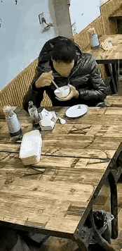 你喜欢吃清淡的我能理解，毕竟谁都不容易，但是你东张西望后掰断没有用过的一次性筷子