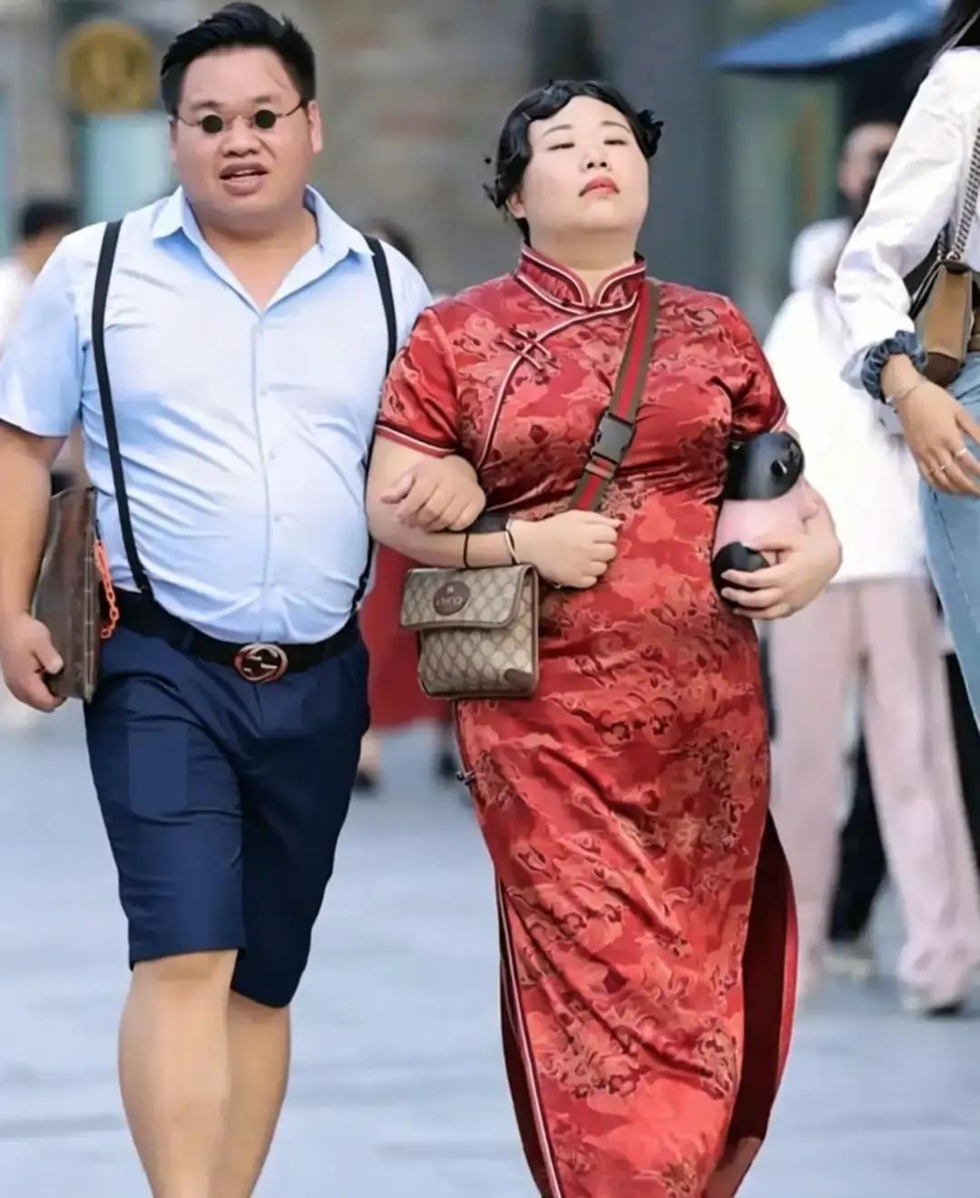 蒋胖胖瘦了40斤，一个人站在直播间，单场干掉300万代餐奶昔，助理蹲在地上给她补
