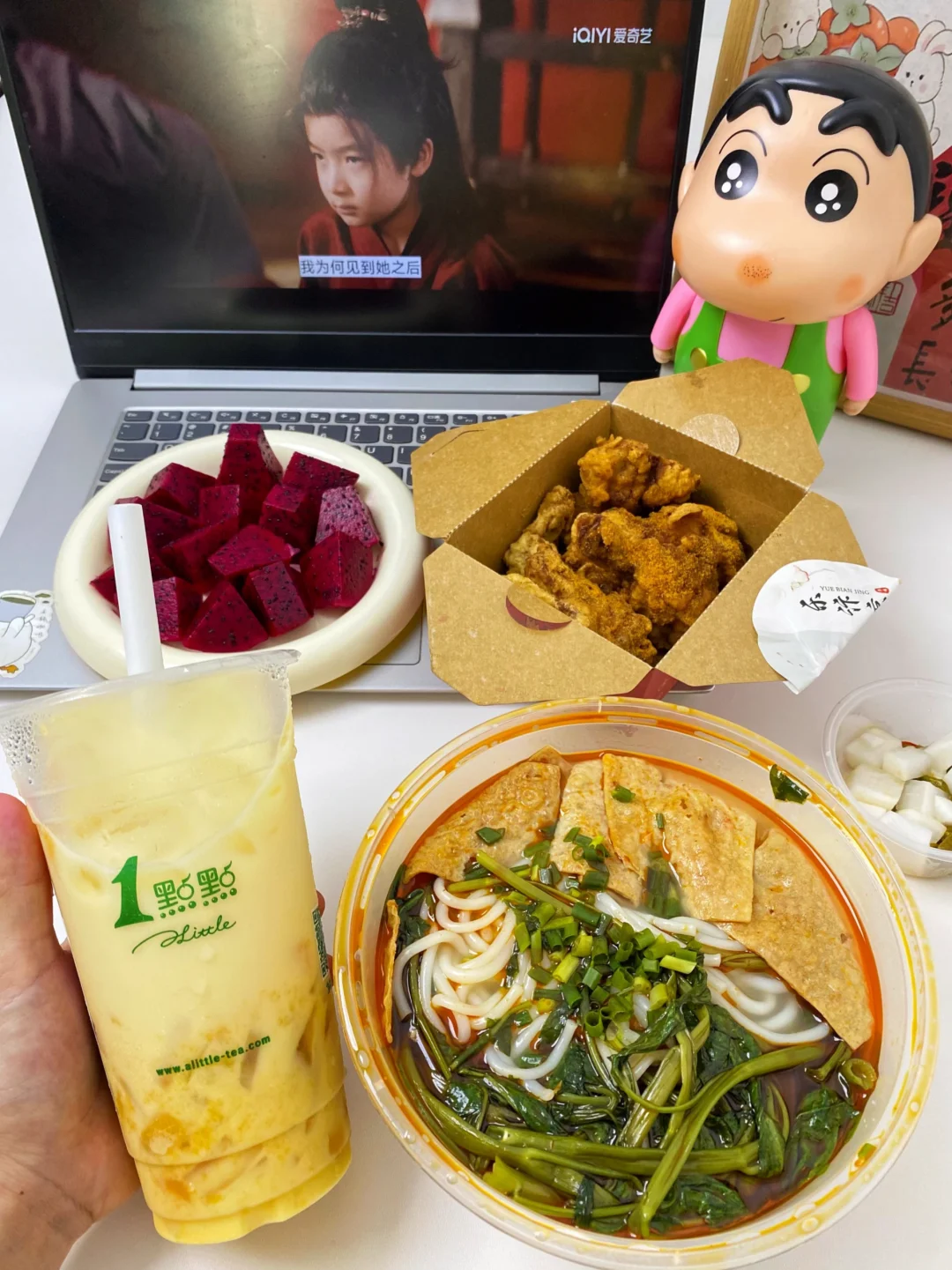 下雨天 周末宅家 螺蛳粉配奶茶 谁懂啊