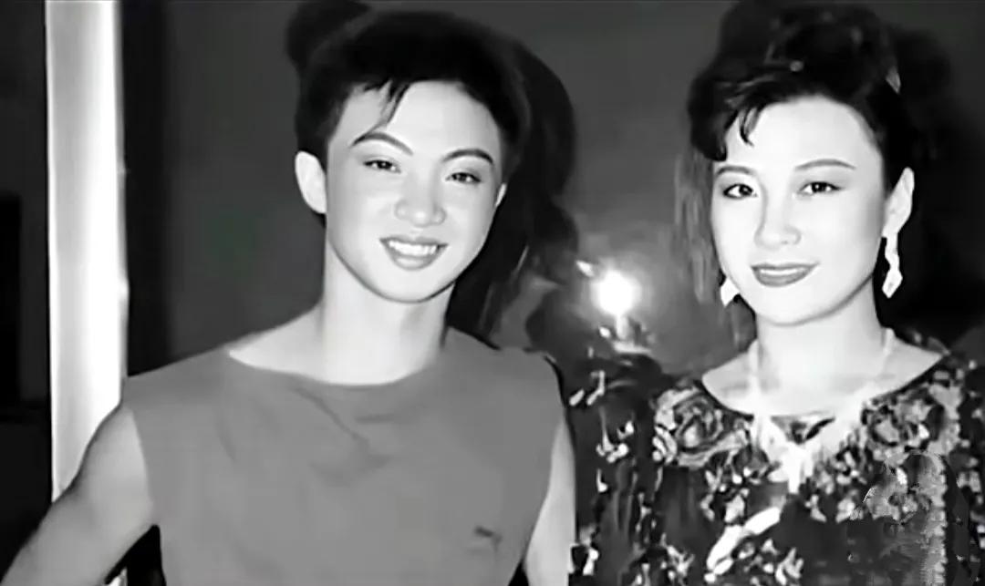 这金星没变性前是很帅气的小伙子，留着小平头，笑容满面，弯弯的眉毛，很阳光帅气的男