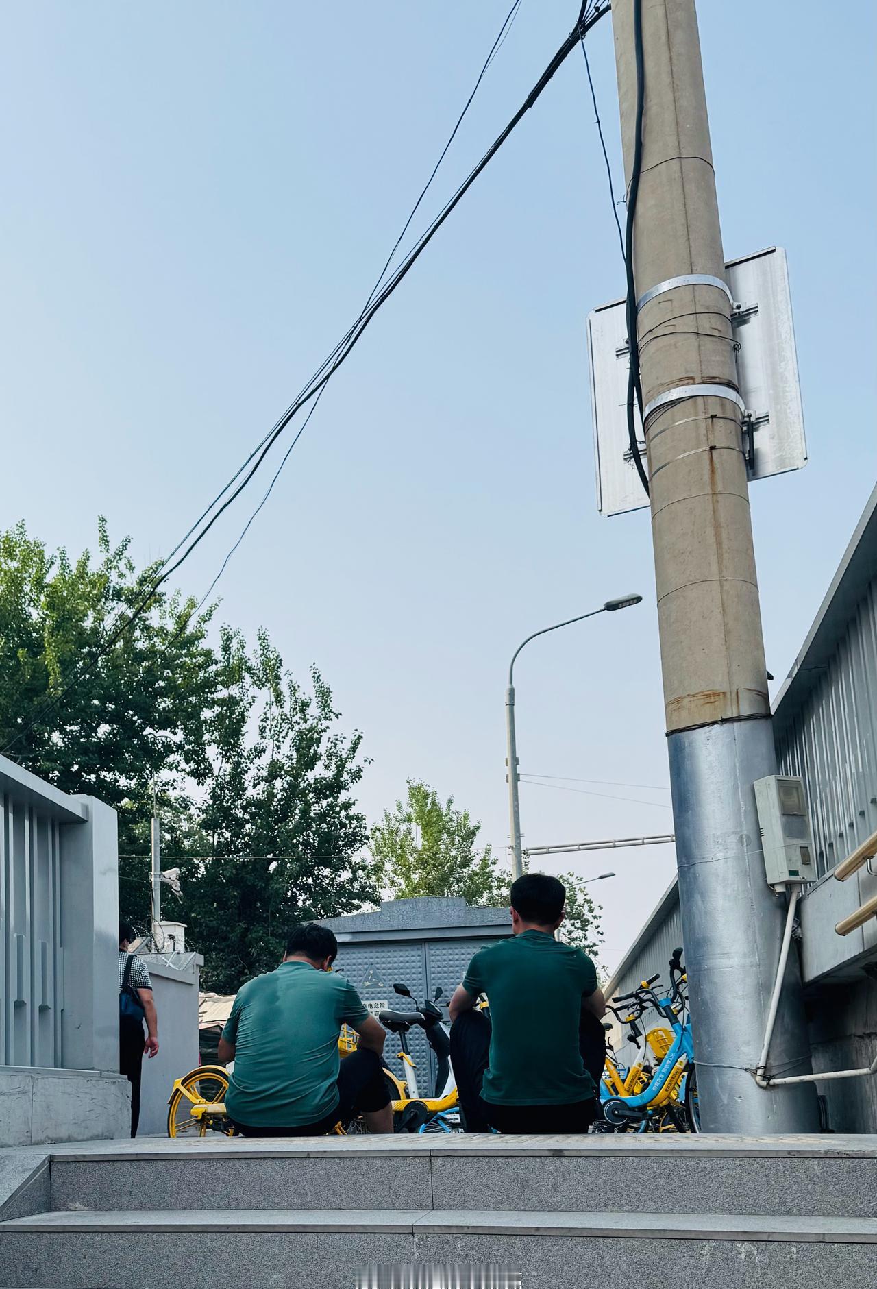 虽然给楼梯堵死了 

可今天热的这么邪乎 能歇歇会儿吧
（也都不容易……

北京