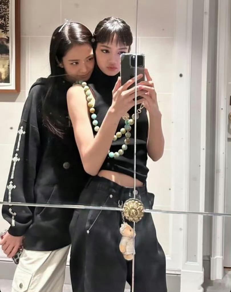 朴彩英Lisa晒合照为金智秀庆生  🥺🥺 