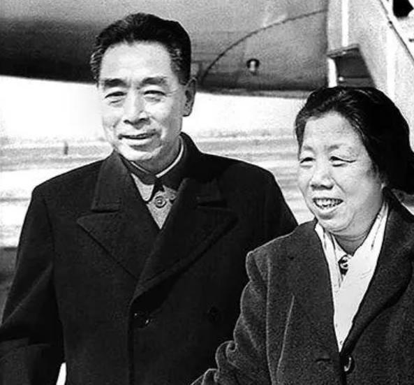 1976年冬，周恩来去世已近一年，邓颖超亲自致电报社指出报导中几件事存在不正确之