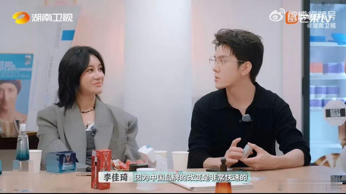 尚雯婕李佳琦搭档事业粉狂喜这个配合满分！李佳琦从专业角度向药妆店代表介绍国货，尚