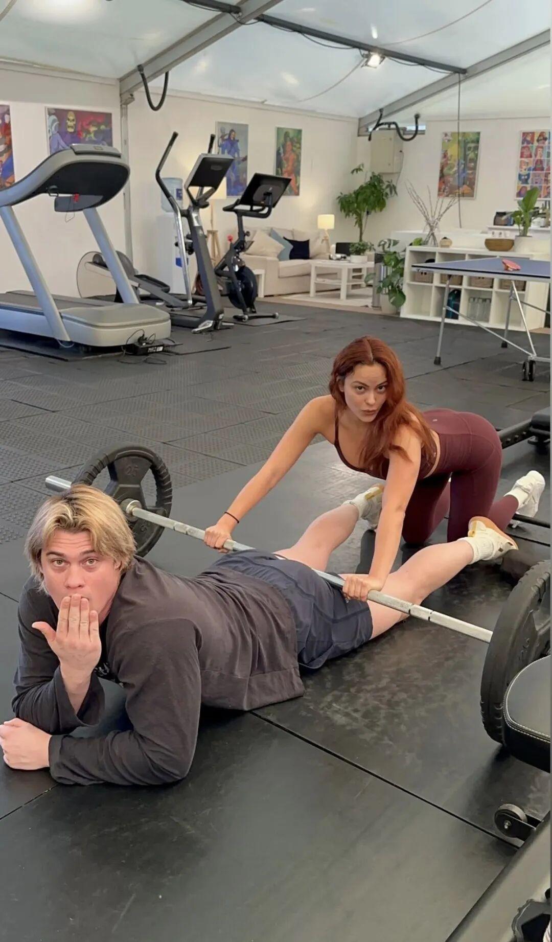 最近，Nicholas Galitzine 和 Camila Mendes 当年