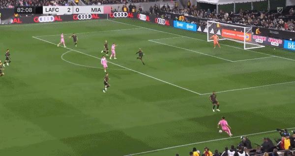 要梅西回撤到中后场拿球，又得他到中路接应来突破分球，唉 