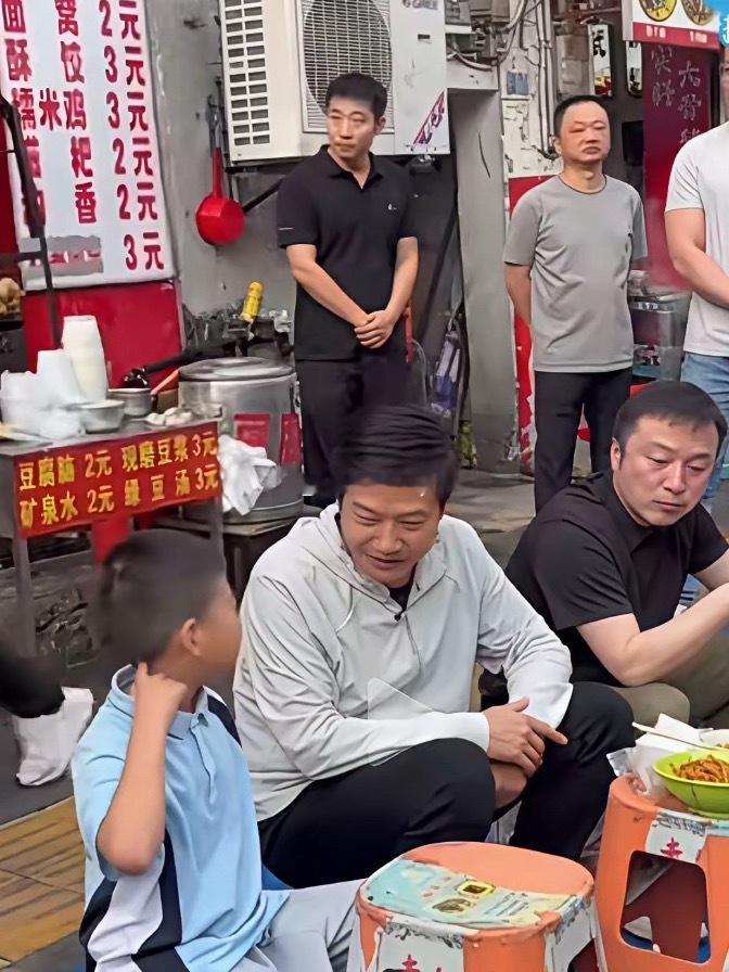 后面是雷军的保镖吗 