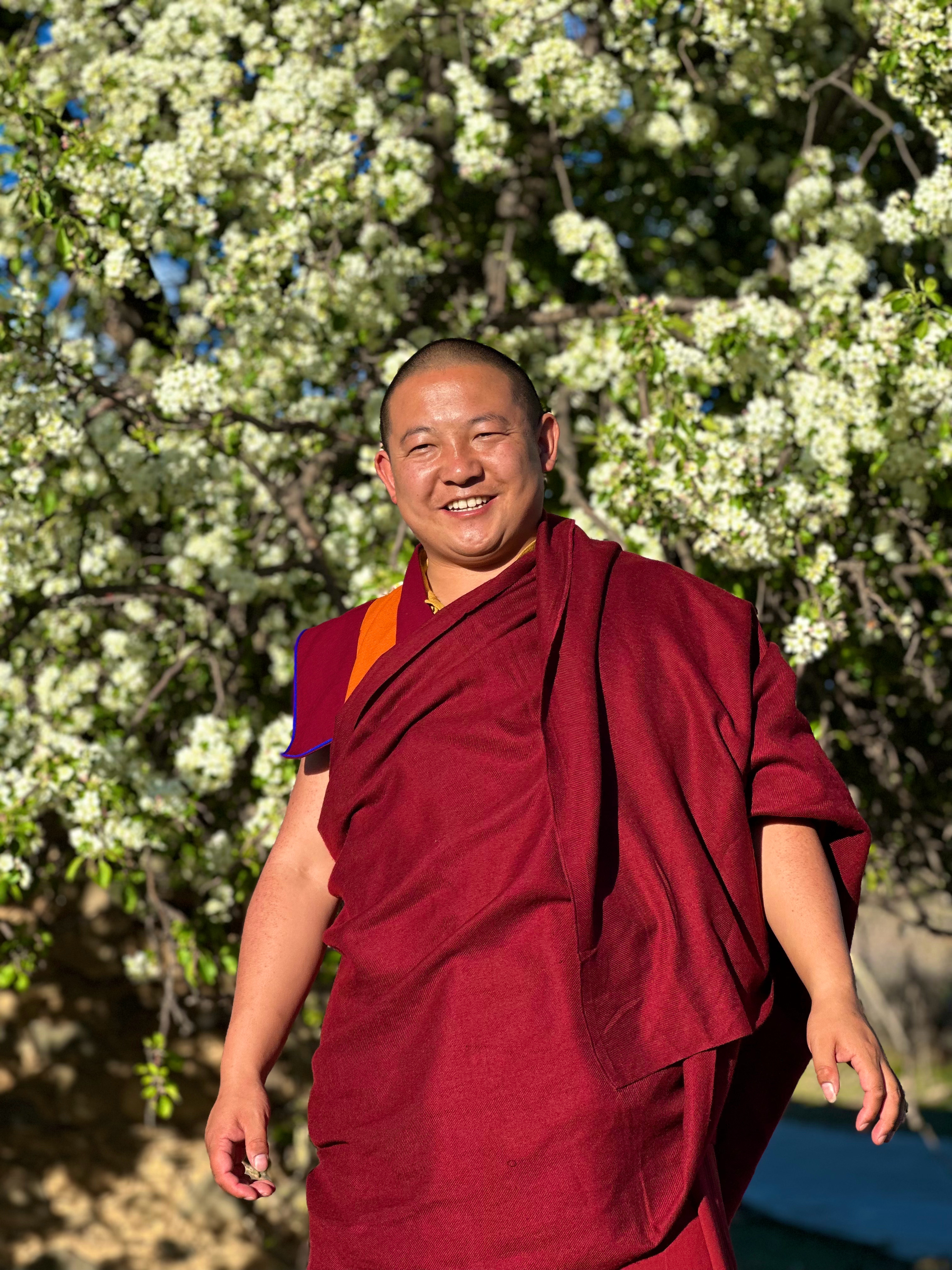 珍惜才会拥有，学会在一生当中用一半的时间去帮助别人，用另一半时间去说服自己，前者