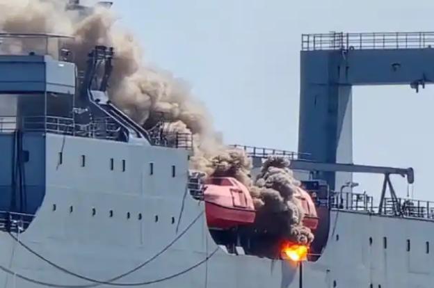 再烧一艘，美军战略补给舰突发大火，中东支援再遭重创 
 
当地时间7月13日上午