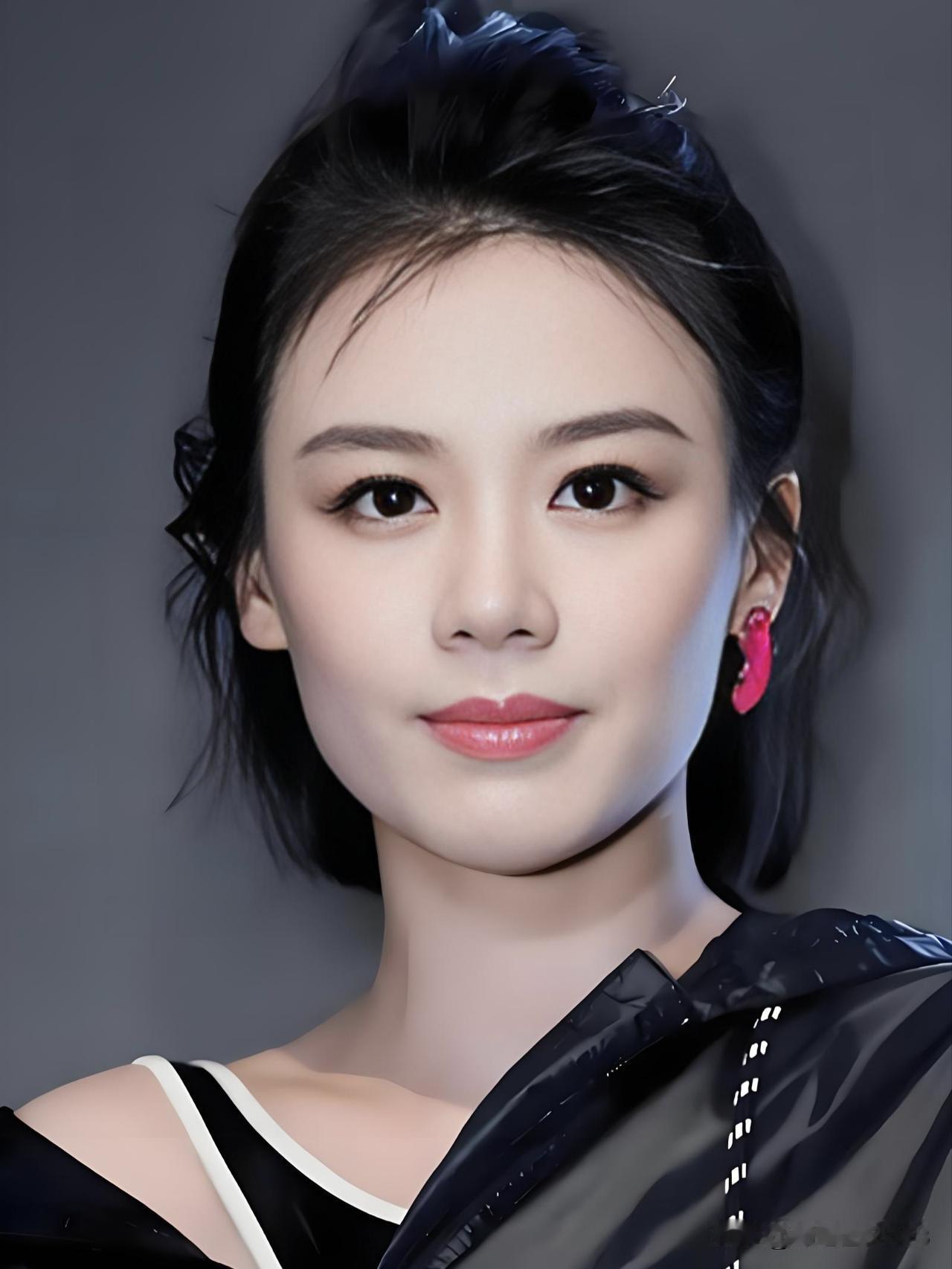 眼藏星辰，笑蕴温柔。从七月的隐忍到黎吧啦的张扬，她用演技雕刻灵魂。马思纯，以真诚