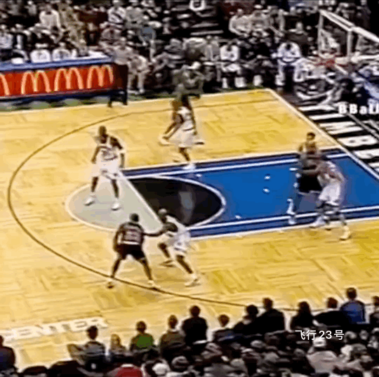 罗德曼超级后仰投篮！
乔丹打不了的球，罗德曼来投一个。
没毛病，乔丹也有打不了的