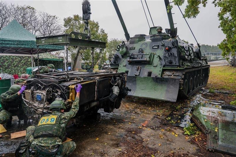 飞扬军事[超话]  2月12日，台匪軍第234机步旅(长城部队)进行战车野外维修