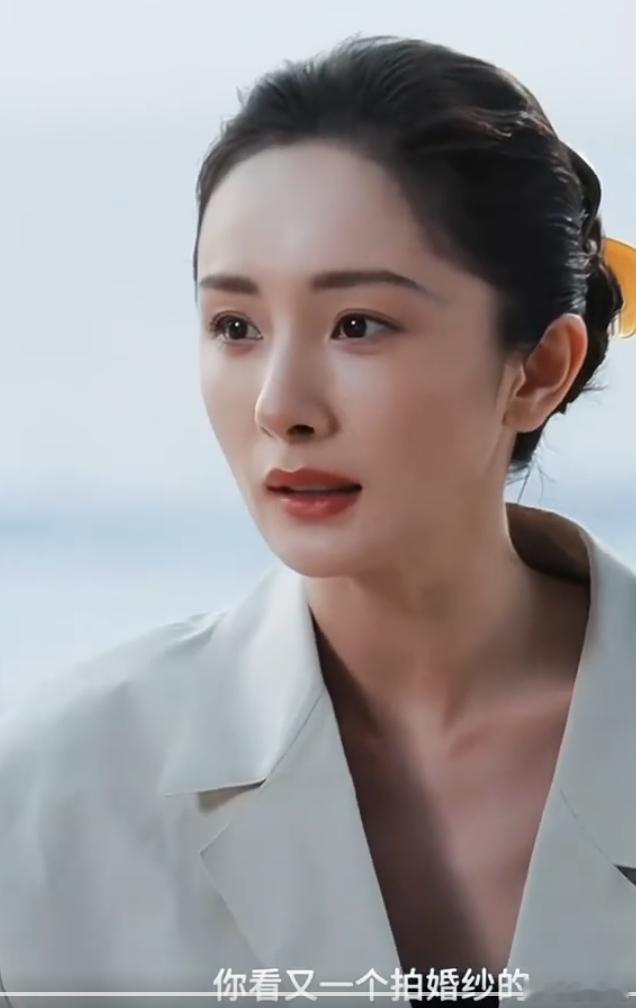 杨幂 你看又一个拍婚纱的 果然是热心市民杨女士  这对新人运气真好拍婚纱照偶遇杨