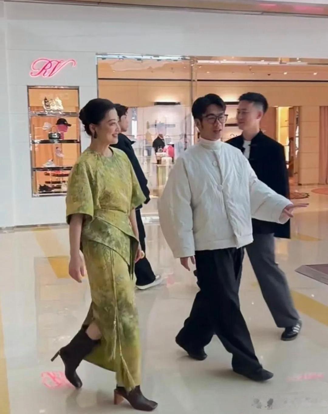 这金戒指这么大，戴着难道不会累 