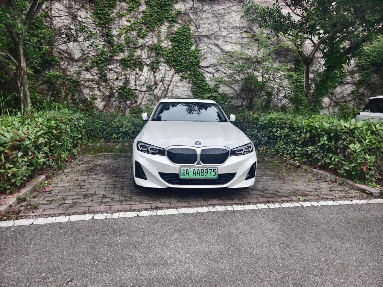 部分开宝马的人是要屌一些，一个人可以占两个车位，部分宝马车主就这素质吗？本来停车