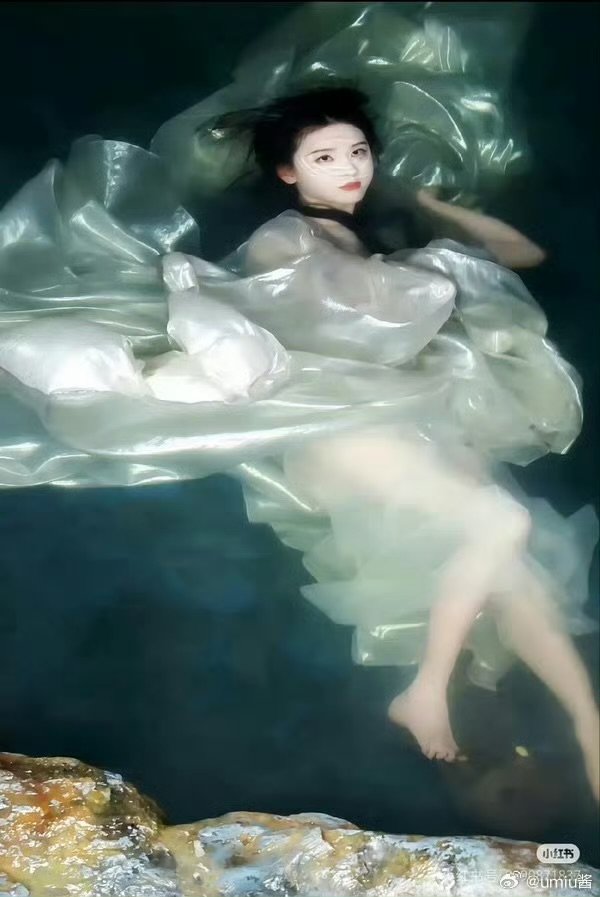 陈都灵为拍水下戏报美人鱼课 为一场水下戏专门去学习，敬业态度真的很圈粉。 