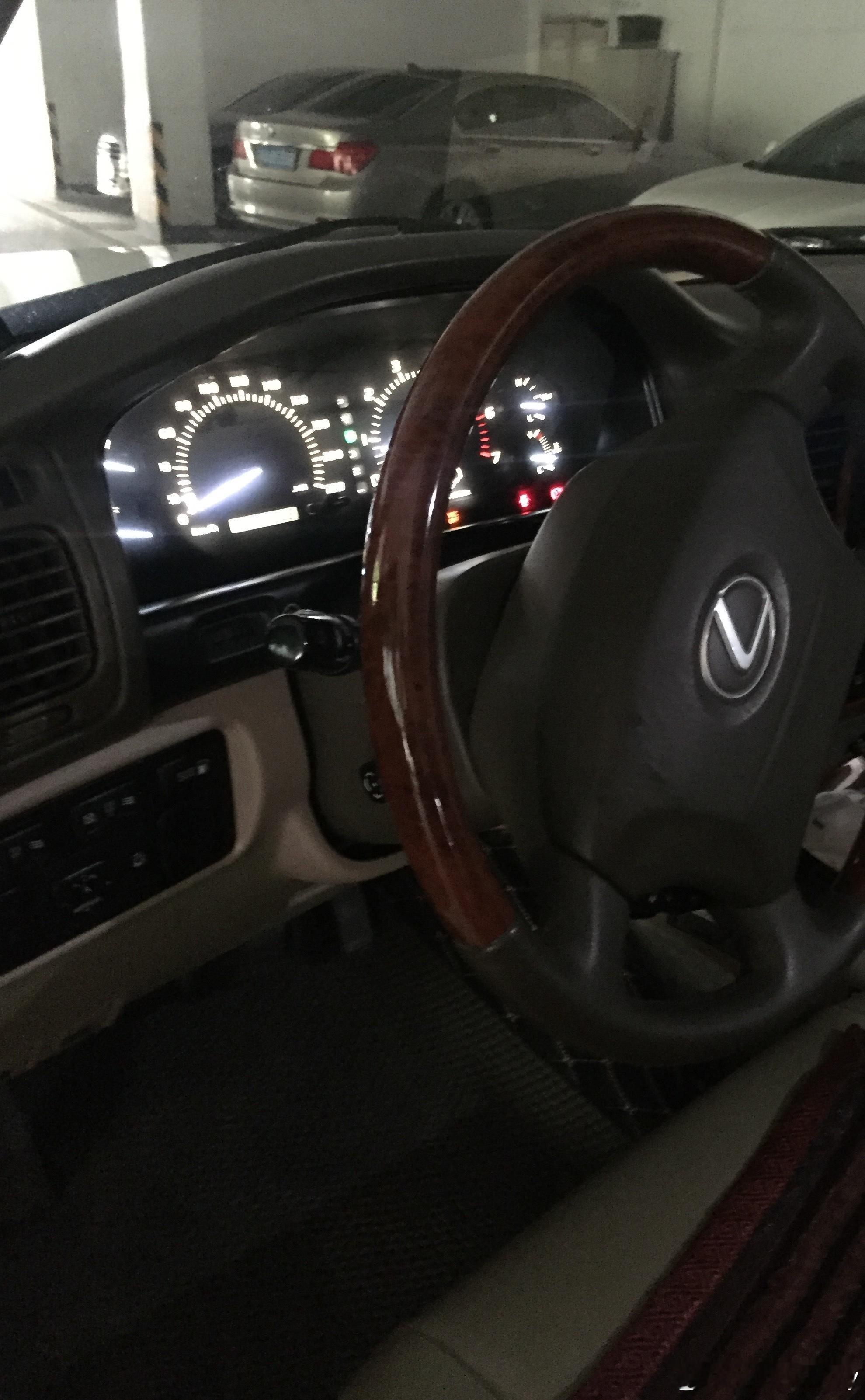 翻到相册里以前家里的凌志470照片，这个自发光仪表盘真的好好看（其实没什么特别，