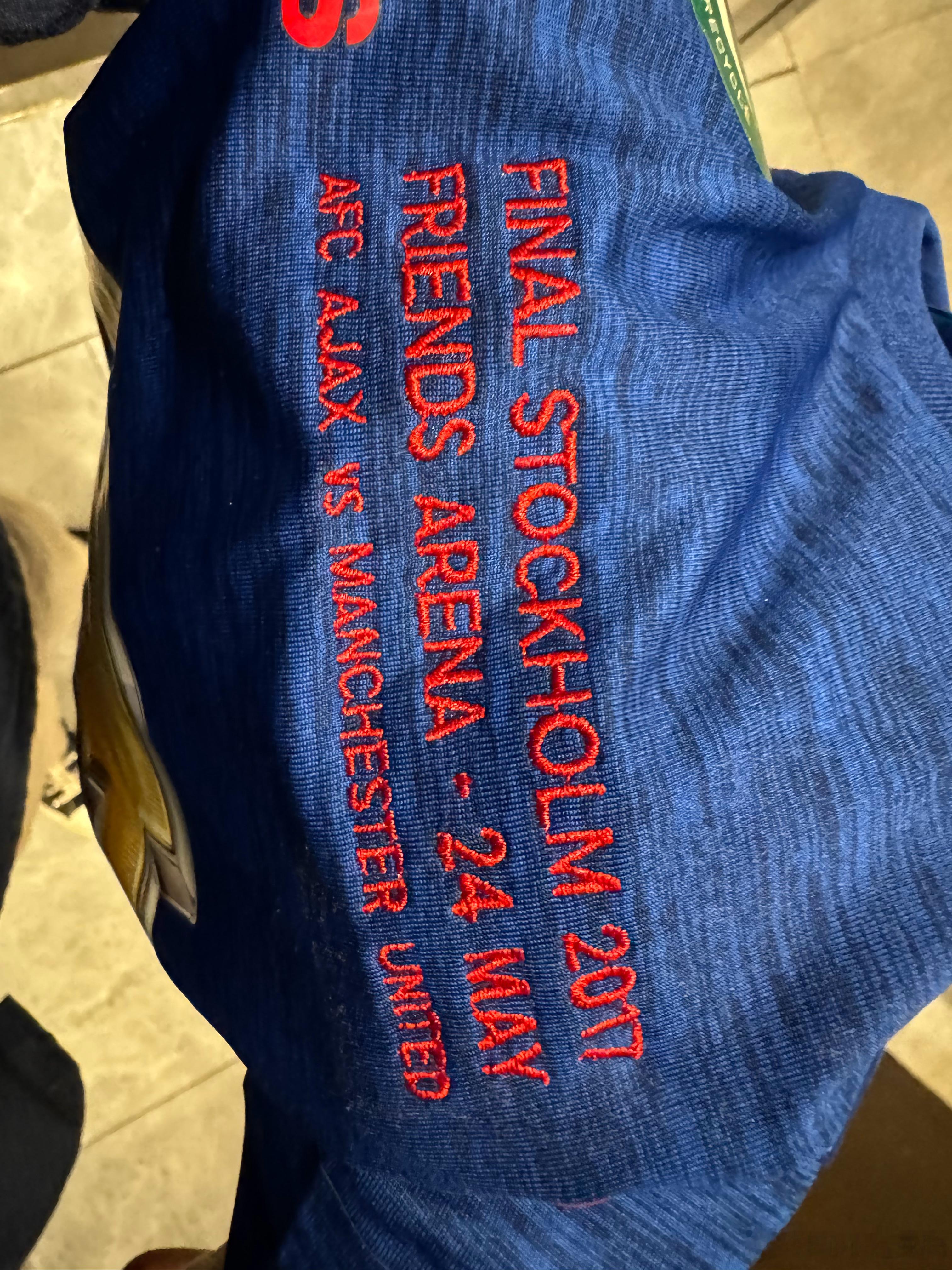 这衣服虽然字裂了，但我要的是正面。and 对于70-80后曼联球迷来说，这很有可