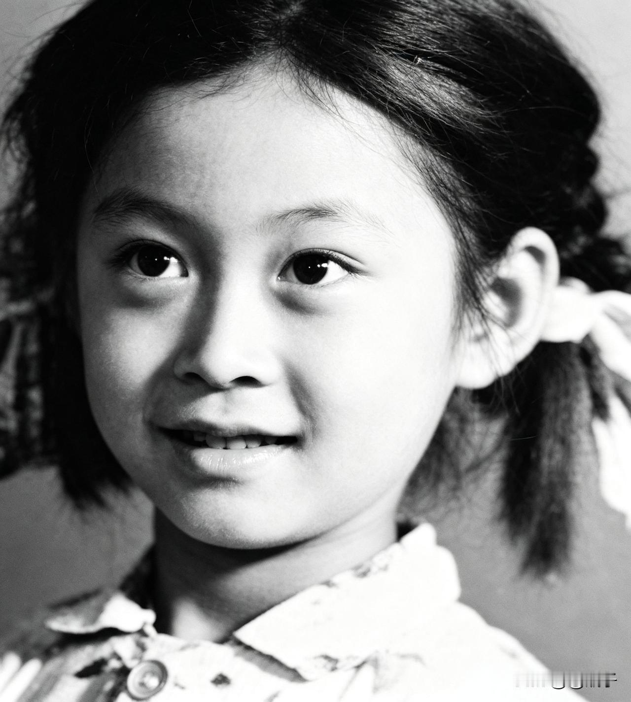 敬一丹1955年出生，从小就读佳木斯师范附小，后来转学哈尔滨文昌小学，从小就喜欢