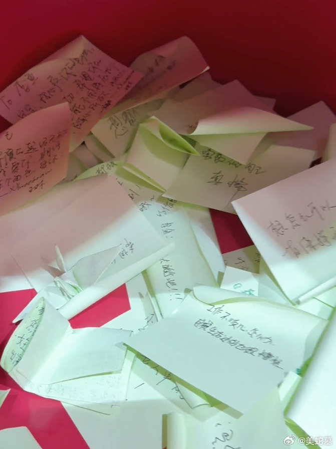 谁懂宋佳一次回五封信的真诚 宋佳姐把粉丝的信认真回应，把自己的温暖和智慧分享给大