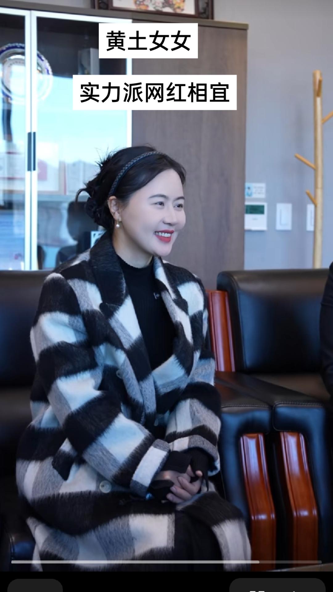 咸阳塬上风满襟，寒门博士出三秦。
曾执书卷立杏坛，亦把文脉付星辰。
无端风雨猝然