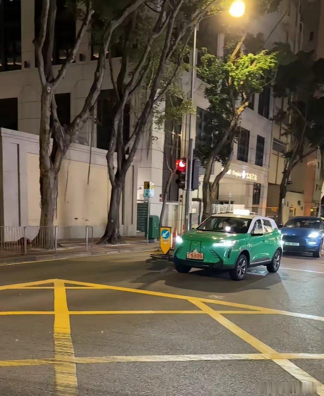 在香港铜锣湾街头的五菱宏光出租车，新车，还是用的试车牌。 