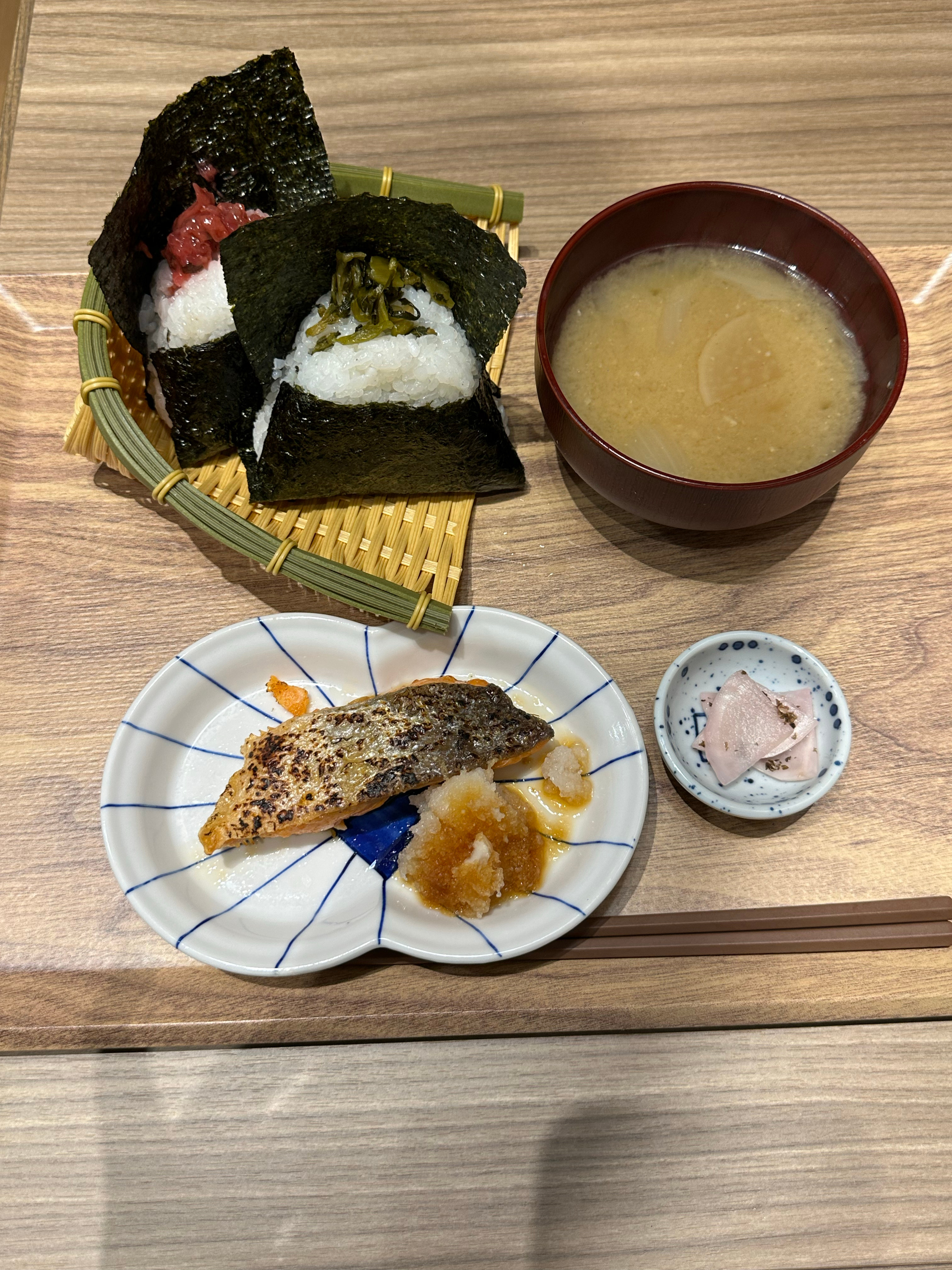 高效率的早晨是从一份饭团和鱼都齁咸的早餐开始的抹茶拿铁追加两份意式浓缩+蓝莓乳酪