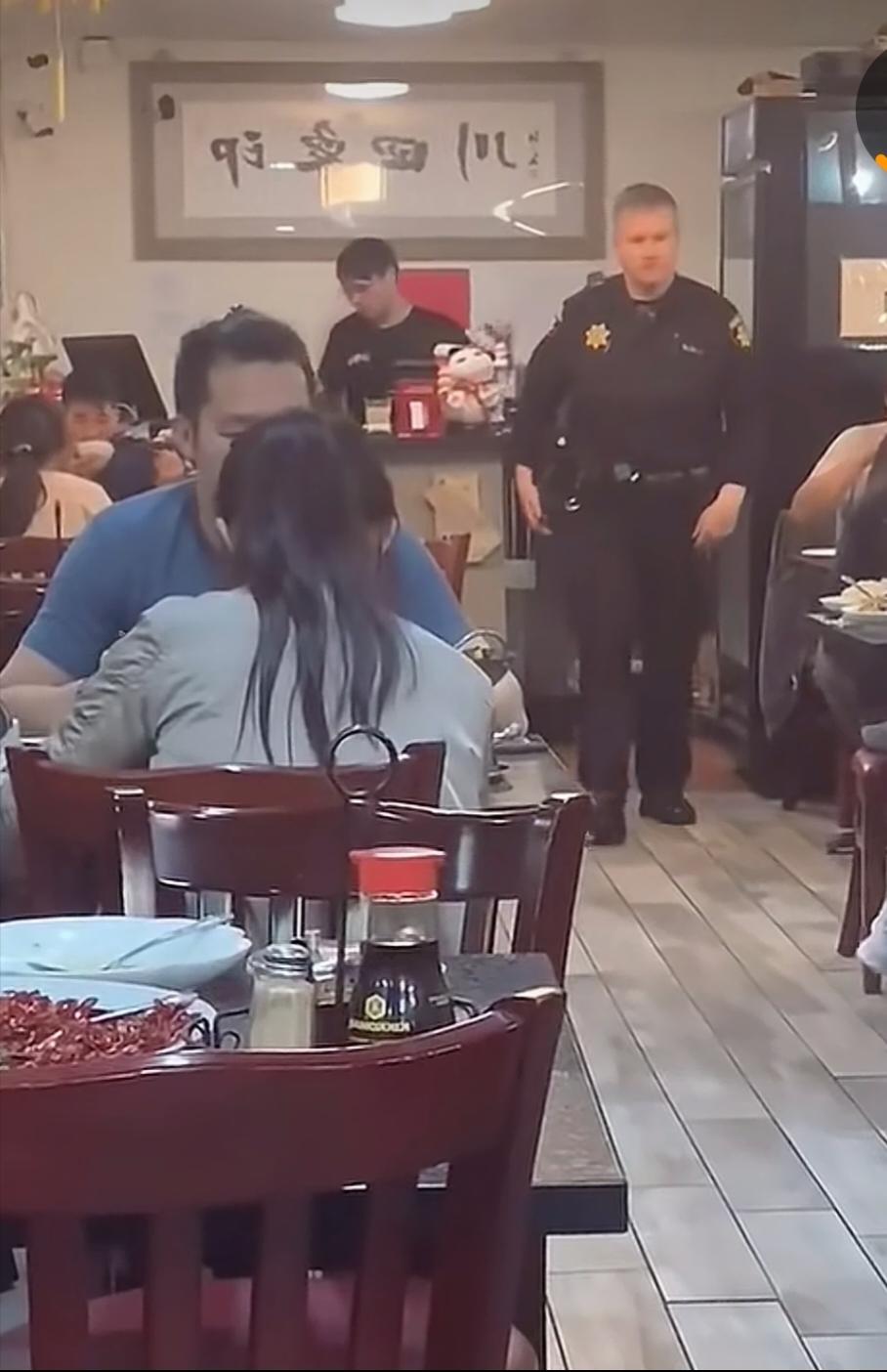 华人在美国开的面馆。生意火爆。很多顾客非常喜欢中国的面条。尤其是这位配枪警察，对