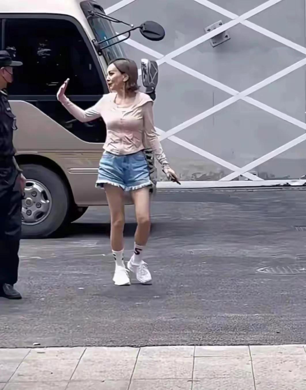 53岁王琳颜值回春？离开美颜滤镜，女明星生图和普通人差不了多少！

王琳《浪姐4