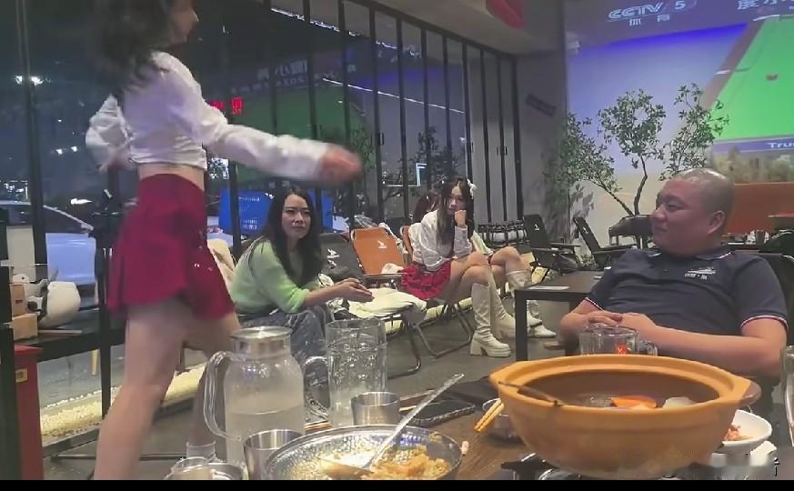 佳人一曲舞妖娆，
大哥凝神仔细瞧。
双眼牢牢不肯转，
早已沉醉忘周遭。