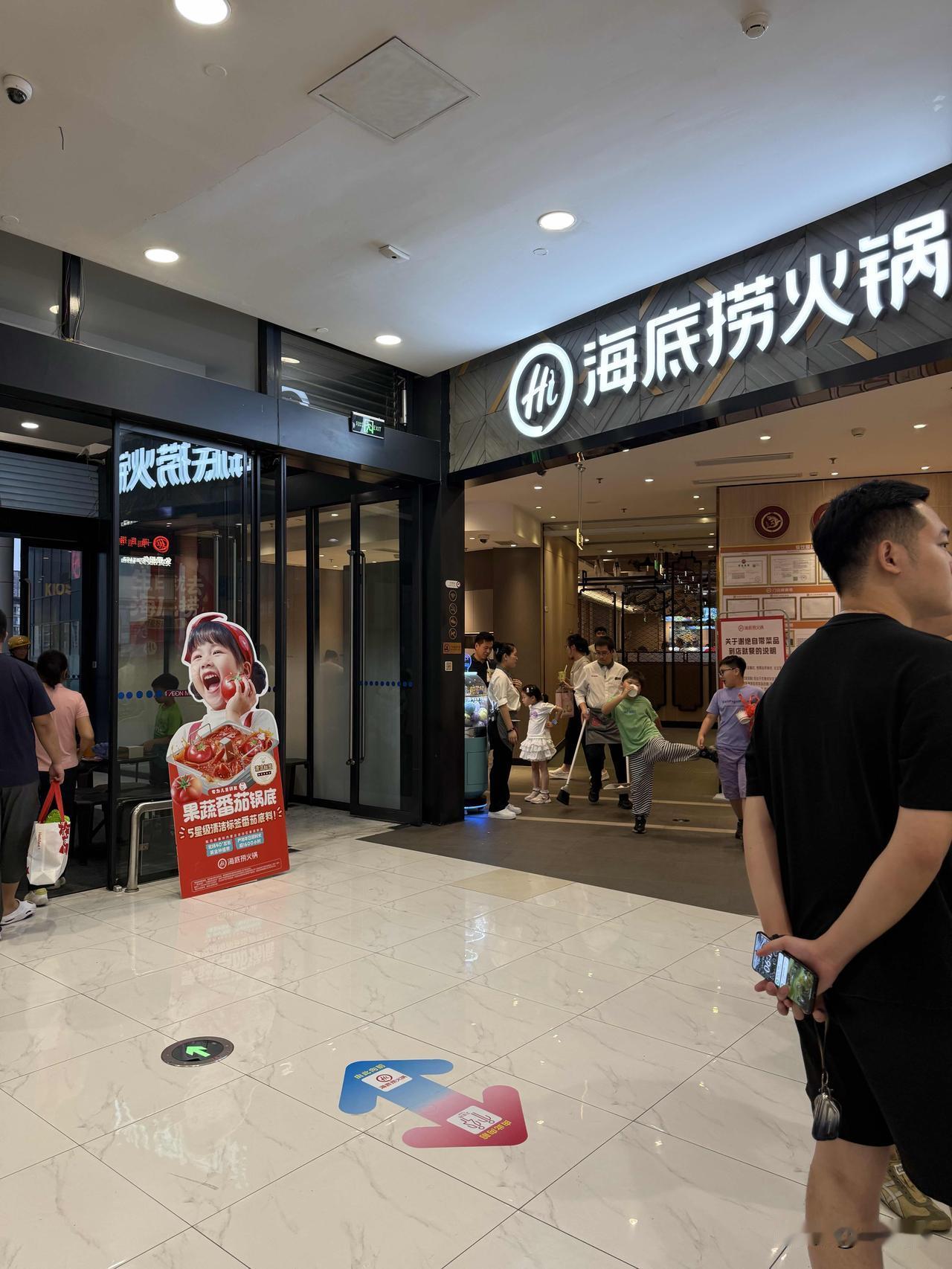苏州新区永旺商城楼上的海底捞火锅，生意火爆，可能是商场里最热闹的。一到周末，常常
