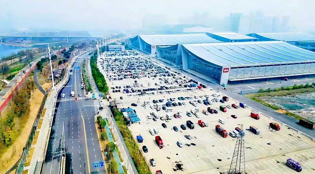 长沙这个会展中心，说真的建设的非常大气！周边的环境也很好，对岸就是长沙高铁南站，