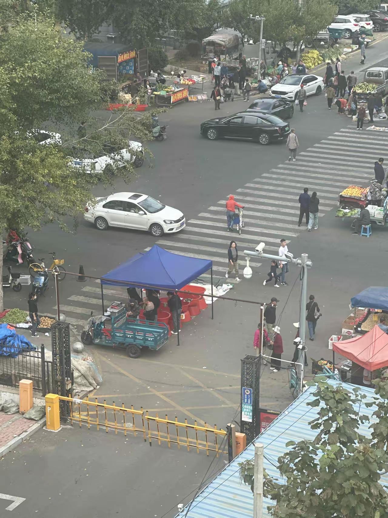 城管什么时候可以规划一下摆摊的地方啊，集中在一块摆摊，这样都在马路上，真的是很不