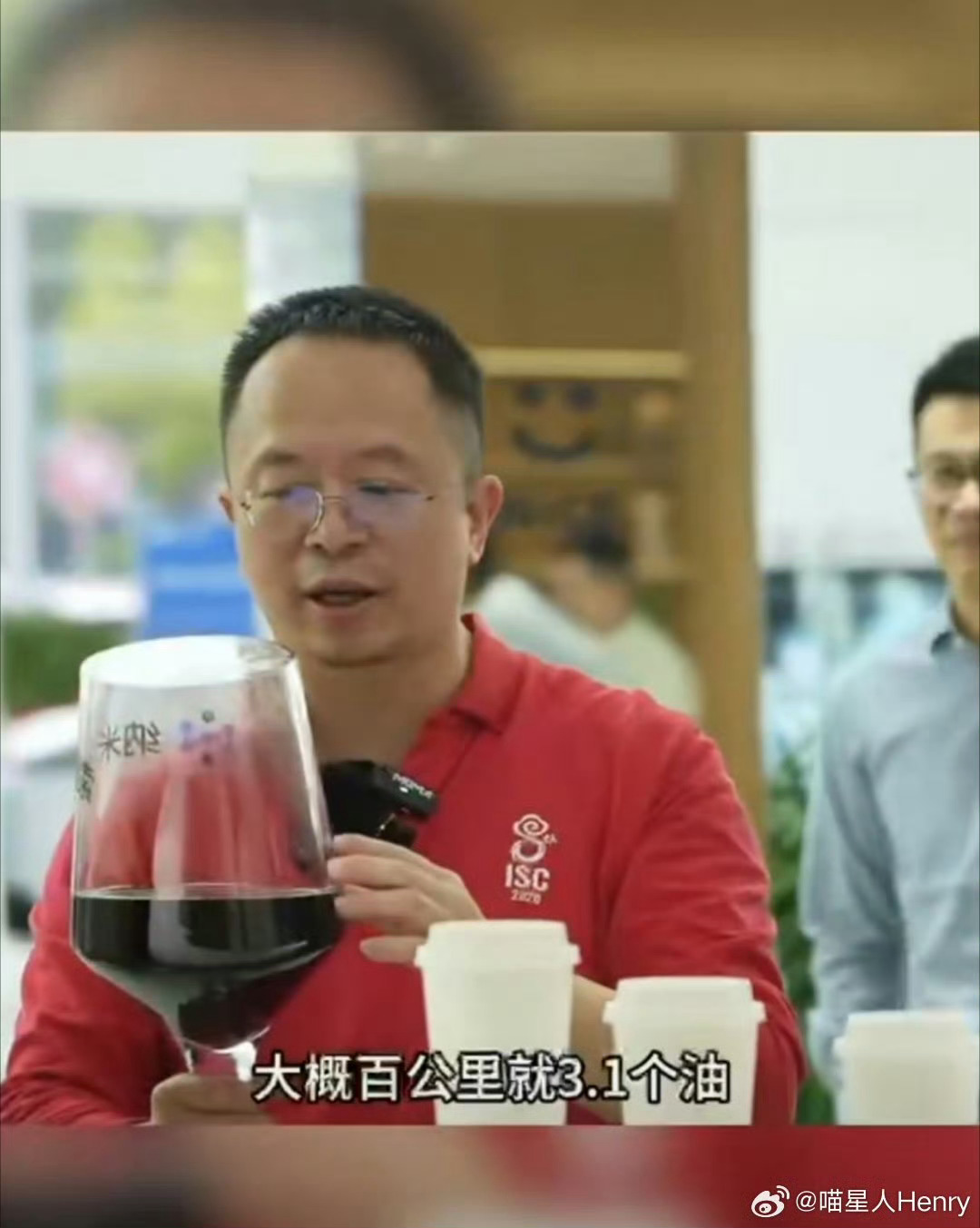 周鸿祎用3L杯喝可乐科普油耗周鸿祎直播时，竟用3L红酒杯喝可乐，还借此演示新能源