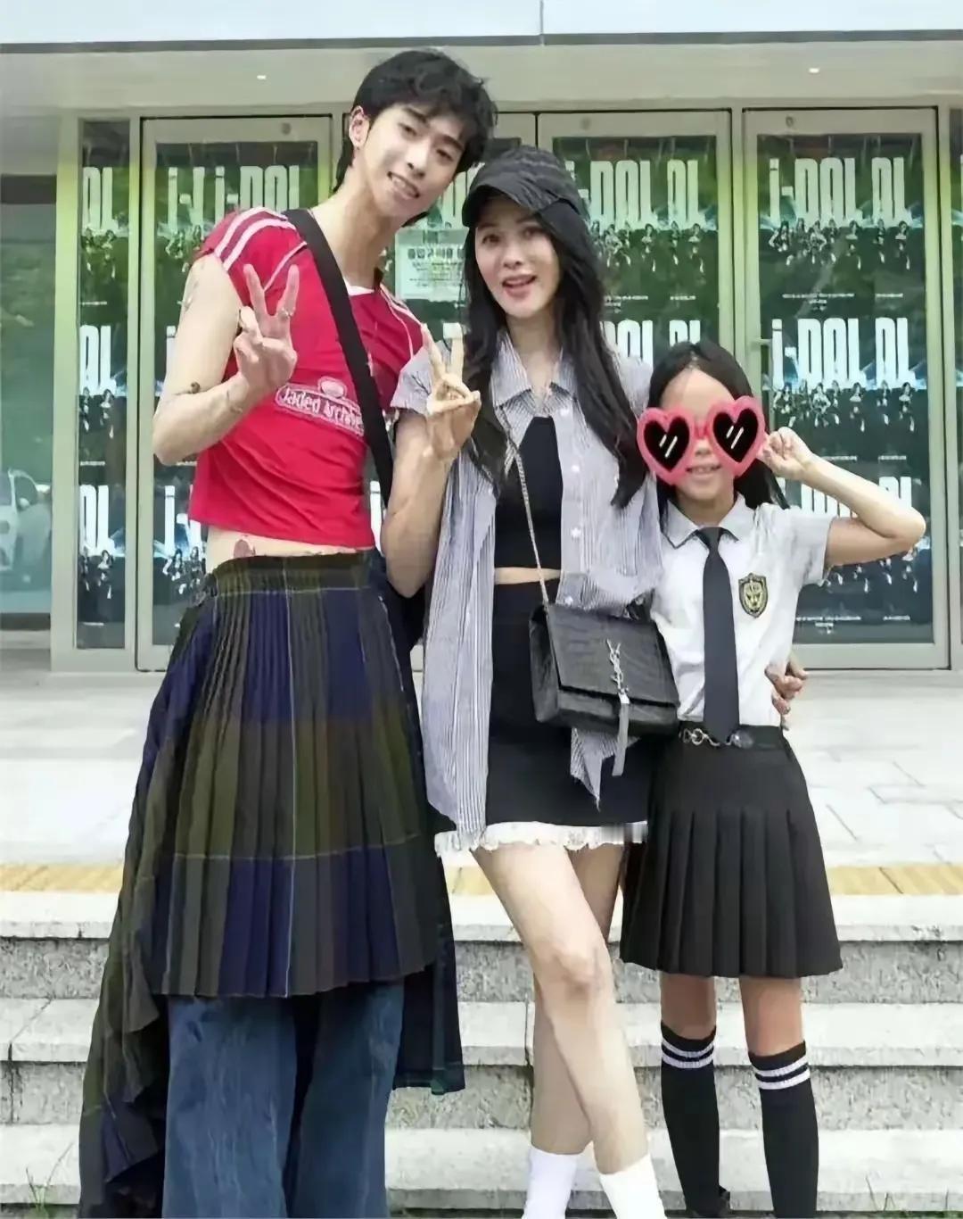 儿子一点阳刚之气都没有，伊能静为什么一点都不着急呢？母子三人一起的合影，不知道的