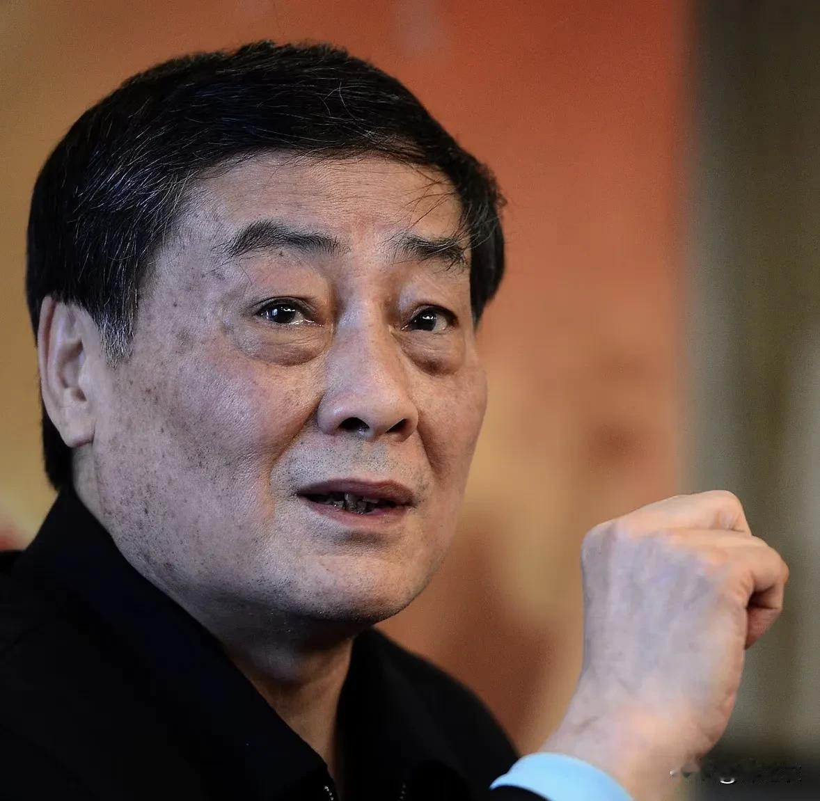 猪站在风口上都能飞，而杜建英是先抱上大腿坐拥资源支持再做事，只要是正常人都不会太
