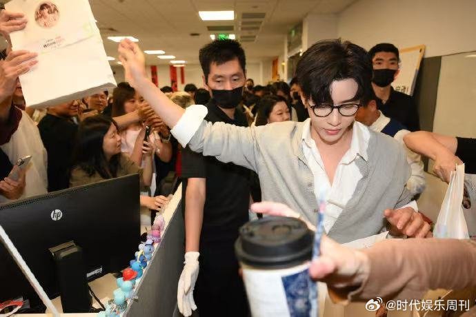 代高政他比社交悍匪还e 代高政这“E人”属性简直绝了！扫楼时笑点满满，本e人在他