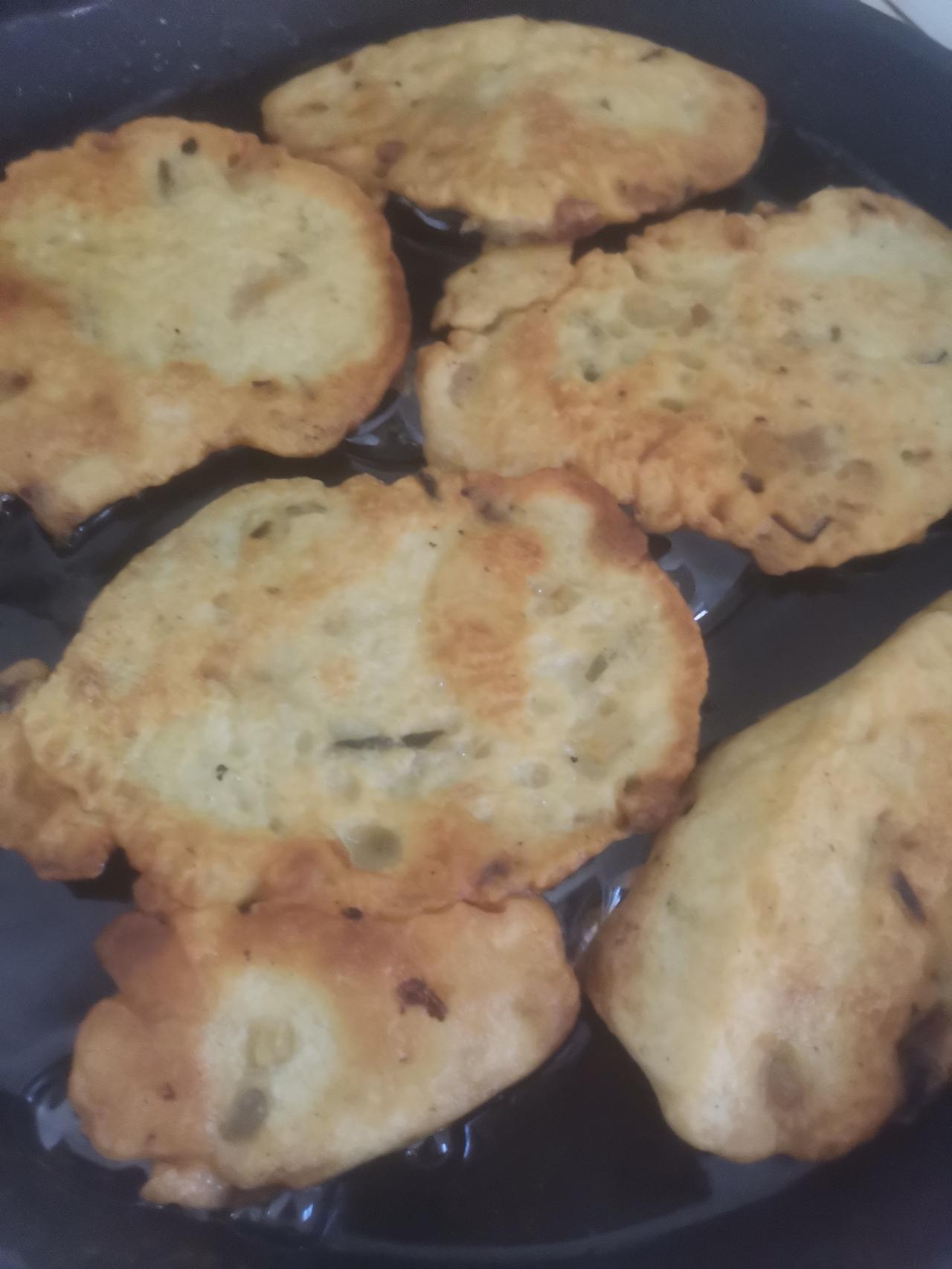 上午九点半来我妈家，我妈正在煎肉饼粑粑。
我将西瓜洗净去皮切块装盘。

然后洗切