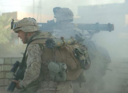 海湾战争时期，美军能够动员五十万左右的士兵，出动六艘航母以及2000架飞机。还能