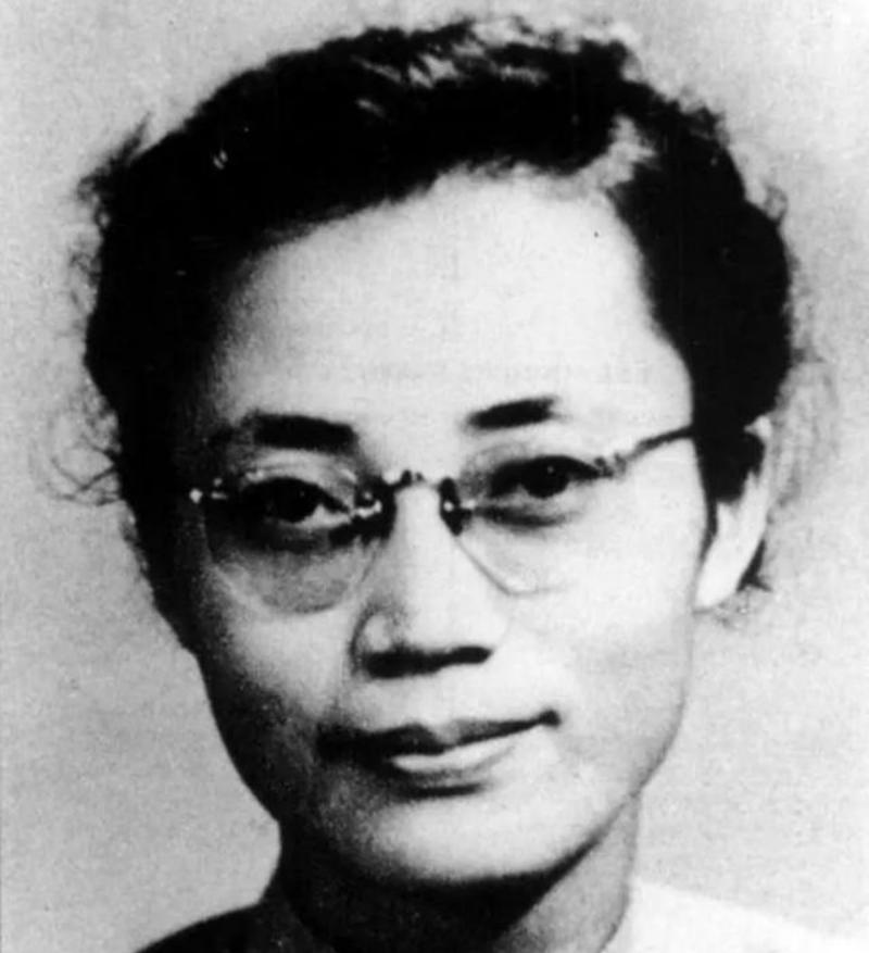 1982年9月，北京机场的风带着秋凉，一个台湾老人抱着半旧的骨灰盒站在入境口。