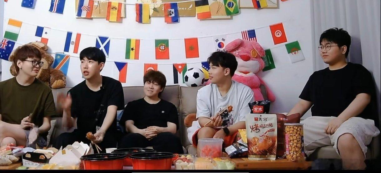 IG五人合体看世界杯焦点战，阿根廷大战埃及！这算是这个全新阵容首次亮相吧！iG五