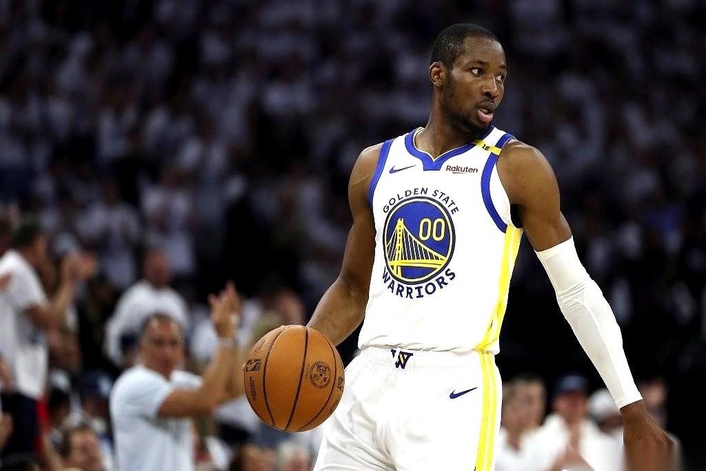 哥们儿，你敢信吗？一年两千多万美金的工资，买了个场边最近的看球位置。
一动不动，