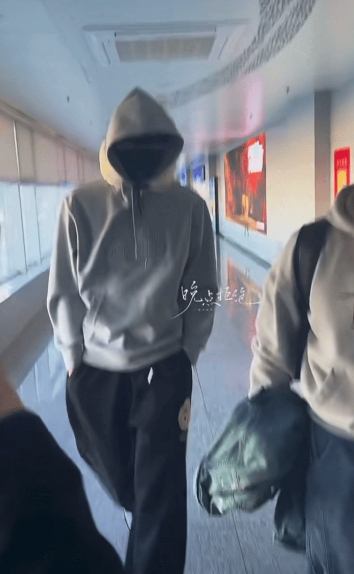 刘耀文小熊裤子也很西海岸 小熊裤子穿出别样西海岸韵味，长腿帅哥怎么穿都好看，同款