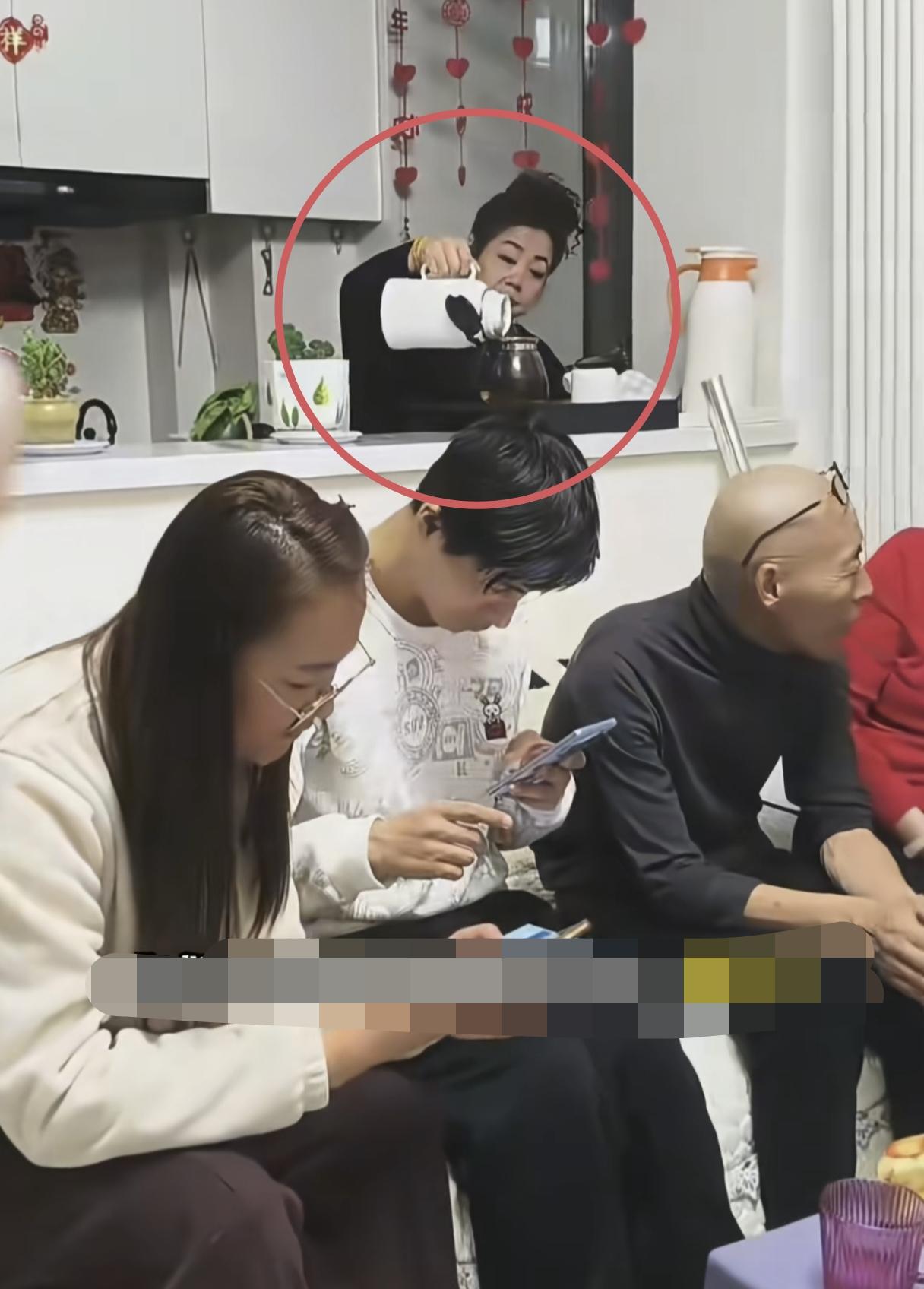 大家看身后的继母，张云鹏的父亲出狱后，一边打工一边找孩子，没攒到什么钱，而继母不