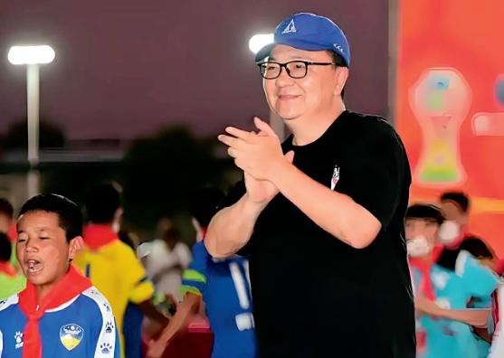 董路这次属实急眼了，当场拍桌放硬话：一年之内，无论你是何人、用什么方法，只要能再