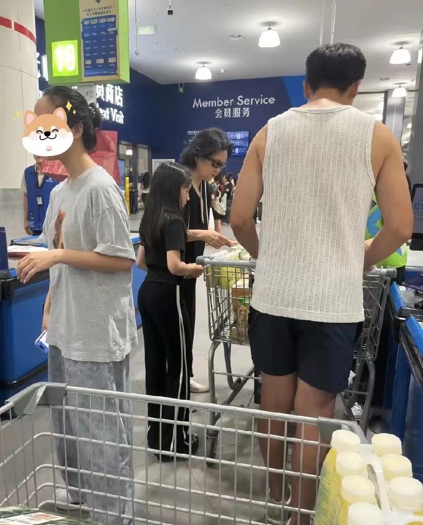 小酒窝在奶奶身边的时候比较保守，去逛超市，穿着黑色的运动裤，跟奶奶同款，更有小孩