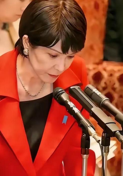 12月10日，日本首相高市早苗终于低头认了。在参议院预算委员会上，她亲口承认，自